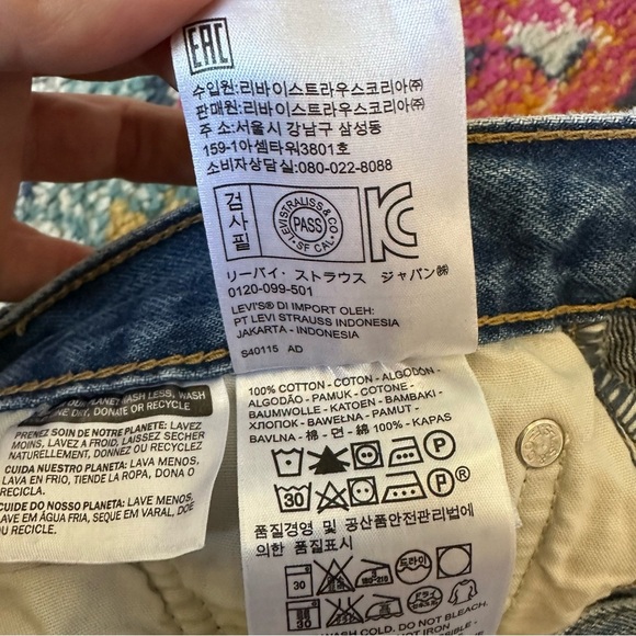 Red Line Selvedge Levi’s Icon Distressed Wedgie Fit Jean - Picture 12 of 16